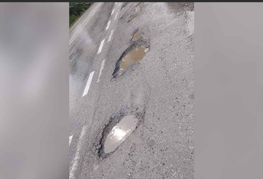 Keadaan jalan sebelum dibaiki yang tular di media sosial. - Foto Sinar Harian