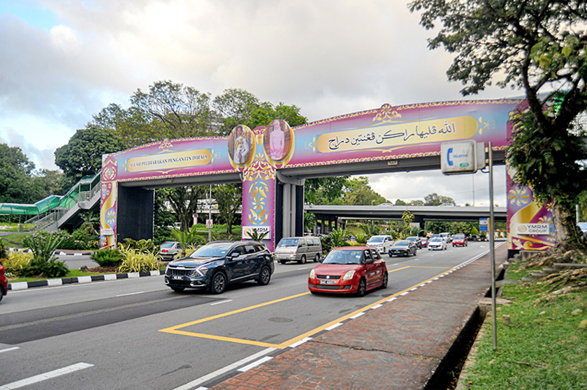 Kemeriahan hari penuh bersejarah semakin dirasai dengan pemasangan pintu gerbang menghiasi suasana persekitaran Bandar Seri Begawan.