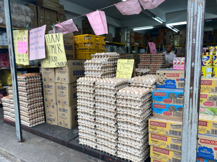 Pembekal dan pemborong telur meletakkan tanda harga dan gred di premis mereka. - Gambar/ Astro AWANI