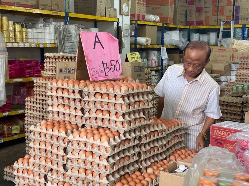 Tinjauan di premis pemborong telur di ibu negara mendapati, peniaga berpusu-pusu mendapatkan bekalan keperluan itu. - Gambar/ Astro AWANI