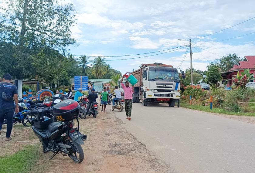 Kira-kira 1,600 penduduk Felda Triang 1 di sini yang terpaksa berdepan dengan ancaman kenderaan berat yang keluar masuk di kampung mereka. - Foto Astro AWANI