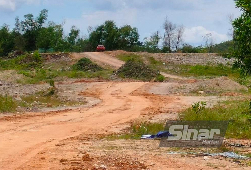 Laluan tanah merah menghala penempatan tersebut.