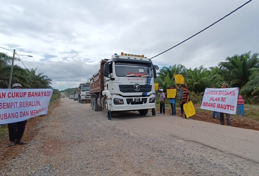 Tinjauan mendapati kenderaan berat tidak henti-henti keluar masuk ke perkampungan itu, selain laluan yang sempit yang terpaksa dihadapi pengguna jalan raya setiap kali berselisihan. - Foto Astro AWANI