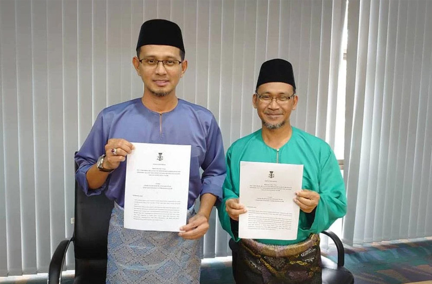 Mohd Fared (kiri) dan Baharin menunjukkan fatwa yang memberikan garis panduan kepada umat Islam untuk menghadiri upacara perayaan masyarakat bukan Islam selepas sidang akhbar di Pusat Islam Iskandar, Johor Bahru pada Khamis. - Sinar Harian