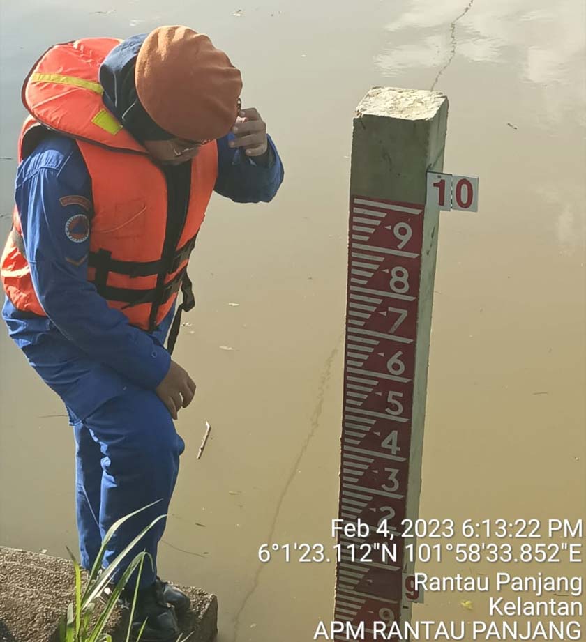 Paras air di Sungai Lebir didapati melebihi paras bahaya. - Foto APM