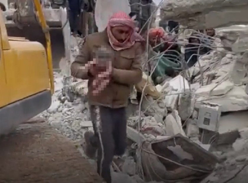 Rakaman itu menunjukkan seorang lelaki dari runtuhan bangunan empat tingkat yang runtuh sambil memegang bayi kecil. - Gambar/ Media sosial