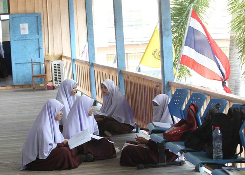 Kepimpinan yang berpusat di Bangkok juga pandai membeli hati dan jiwa penduduk di selatan Thailand ini dengan menurunkan banyak kuasa kepada mereka, melantik orang Islam menjadi Gabenor. - Gambar Astro AWANI