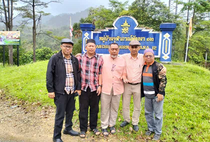 Penulis (paling kiri) bersama rakan-rakan UIAM semasa melawat sebuah perkampungan di selatan Thai, Bangchulaborn Sukhirin untuk satu misi ukhuwah dan meninjau potensi pembangunan dan kerjasama yang boleh dijayakan kedua-dua pihak di Malaysia dan Thailand. - Gambar Astro AWANI