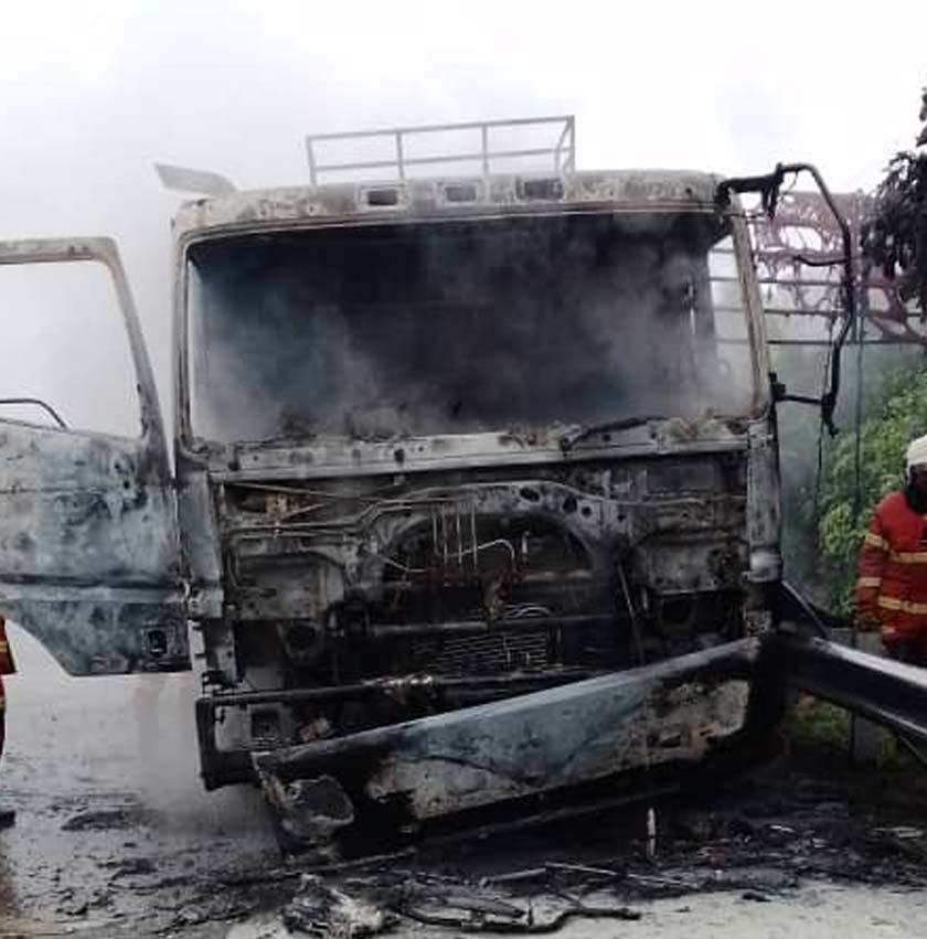 Pasukan bomba menggunakan dua aliran air dari jentera pemadam api (FRT) sehingga api berjaya dipadamkan sepenuhnya. - Foto JBPM Perak