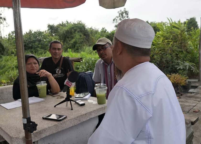 Liputan media yang adil dan mendedahkan kebenaran tentang akar masalah keganasan di selatan Thailand beberapa kali dijayakan oleh penulis (paling kiri) sejak 2011. Temu bual bersama seorang anggota pemisah yang sudah insaf ini diadakan di Narathiwat pada 2020. - Gambar Astro AWANI