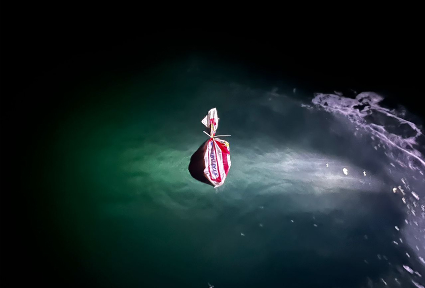 Bungkusan guni mengandungi ketulan ganja mampat yang diletakkan dalam plastik berwarna emas dibuang ke laut oleh suspek.