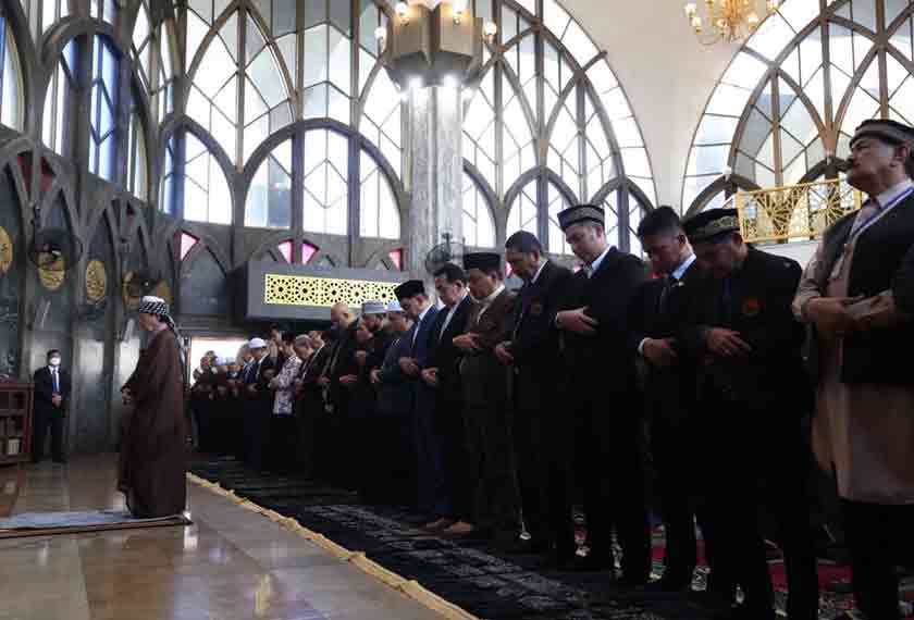 Perdana Menteri mengambil kesempatan menunaikan solat Jumaat di Pusat Islam Thailand, Ramkhamheang, di pinggir kota Bangkok hari ini. - Foto BERNAMA
