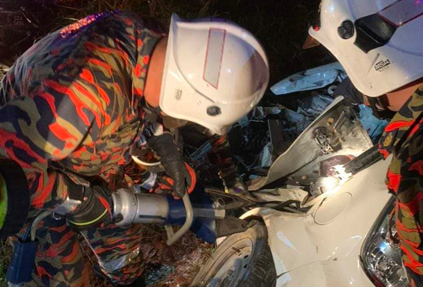 Anggota bomba menggunakan peralatan khas menyelamat bagi mengeluarkan mangsa yang tersepit.  - Foto JBPM Pahang
