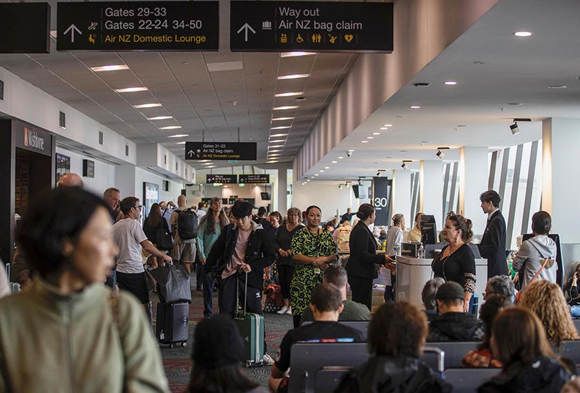 Orang ramai menunggu di balai pelepasan di Lapangan Terbang Auckland Airport selepas penerbangan dibatalkan akibat cuaca buruk susulan siklon yang melanda utara New Zealand, 12 Feb 2023. (Foto AP)