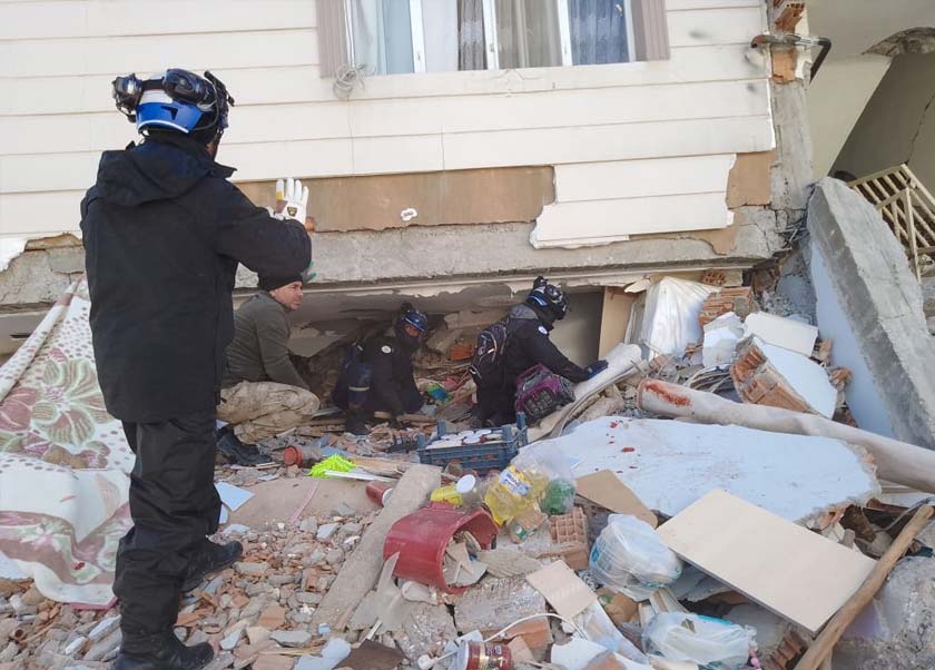 Pasukan penyelamat giat menjalankan usaha pencarian mangsa yang tertimbus akibat runtuhan.