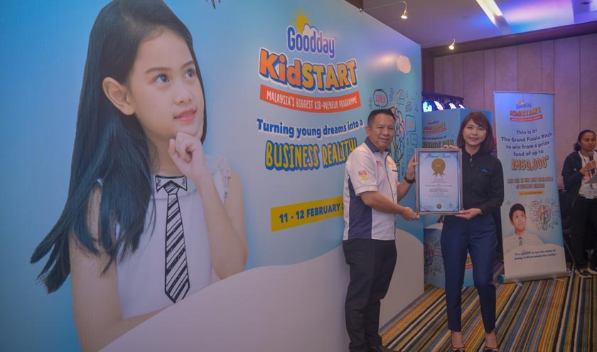 Penyampaian sijil Malaysia Book of Records kepada Naib Presiden Pemasaran Etika, Amy Gan.