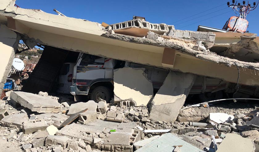 Kerajaan Turkiye turut bertindak merobohkan kebanyakan bangunan berikutan strukturnya yang tidak lagi kukuh. - Foto Astro AWANI