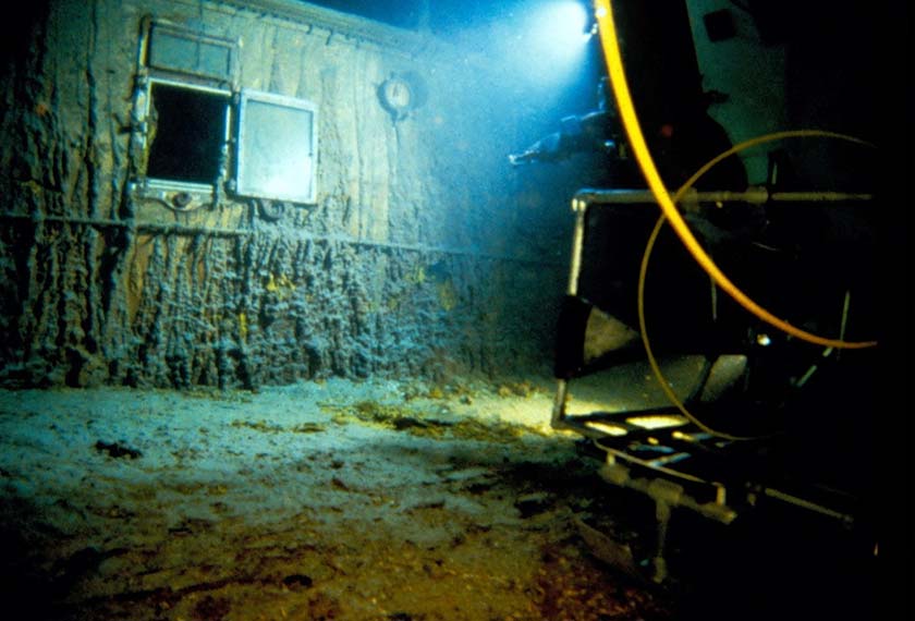 WHOI submersibles Human Occupied Vehicle (HOV) Alvin and Remote Operated Vehicle (ROV) Jason Jr. dive at the resting place of the Titanic's wreck, July, 1986. - WHOI Archives/Woods Hole Oceanographic Institution/via REUTERS