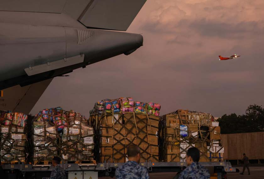 Menurut Anwar, bantuan ke Damsyik, Syria yang dihantar menerusi dua pesawat A400M milik Tentera Udara Diraja Malaysia (TUDM) itu merupakan hasil kerjasama kerajaan, badan bukan kerajaan (NGO) dan orang awam. - FB Anwar Ibrahim