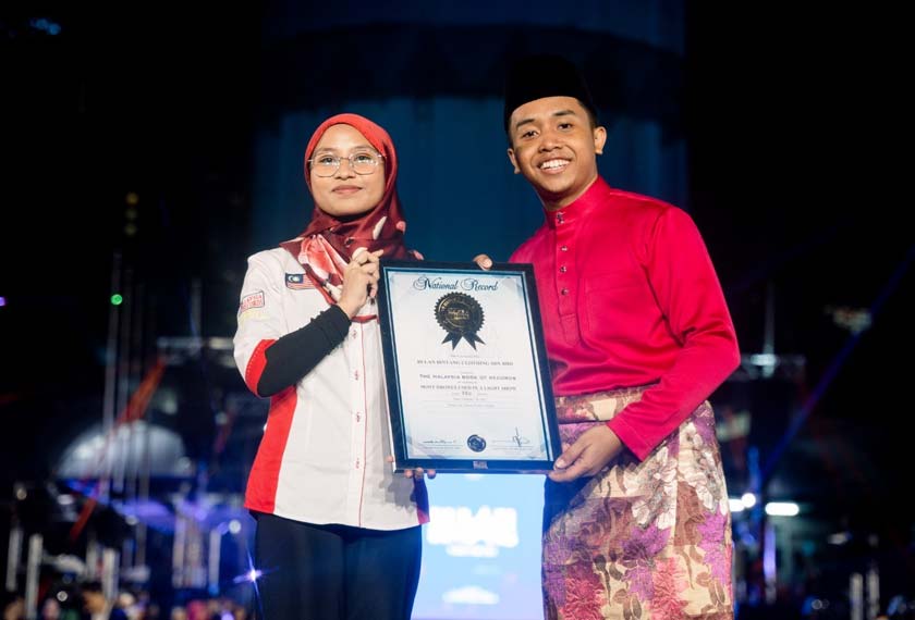 Bulan Bintang berjaya tersenarai dalam Malaysia Book of Records selepas mempersembahkan pertunjukkan dron terbesar di Malaysia