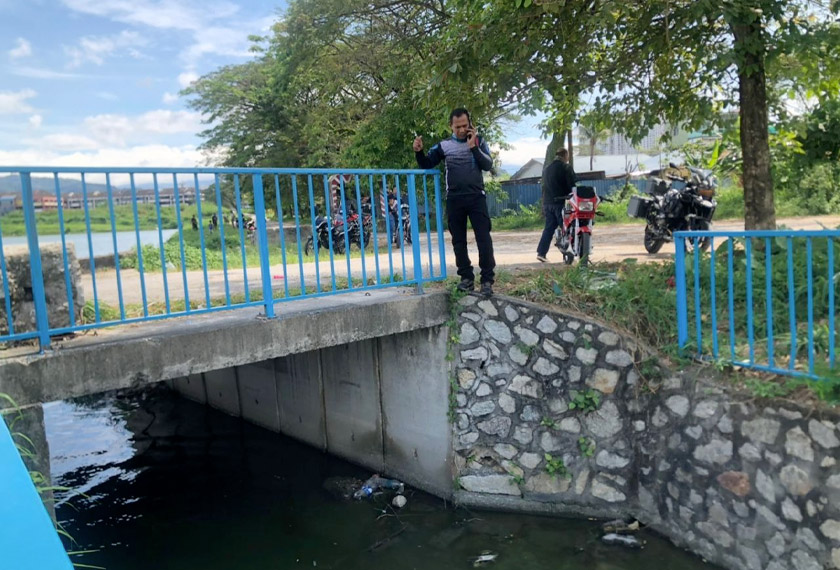 Poils menerima laporan daripada seorang wanita tempatan berusia 52 tahun pada pukul 11.32 pagi Ahad, selepas menemui naskah suci itu di dalam longkang tersebut. - Foto PDRM