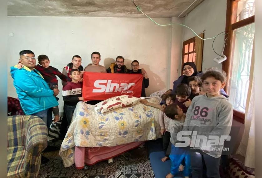 Keluarga Abdul Bari dan Isa bergambar bersama wakil Sinar Harian dan Syria Care selepas menerima bantuan kewangan Tabung #BantuanBencana Sinar Harian x Syria Care