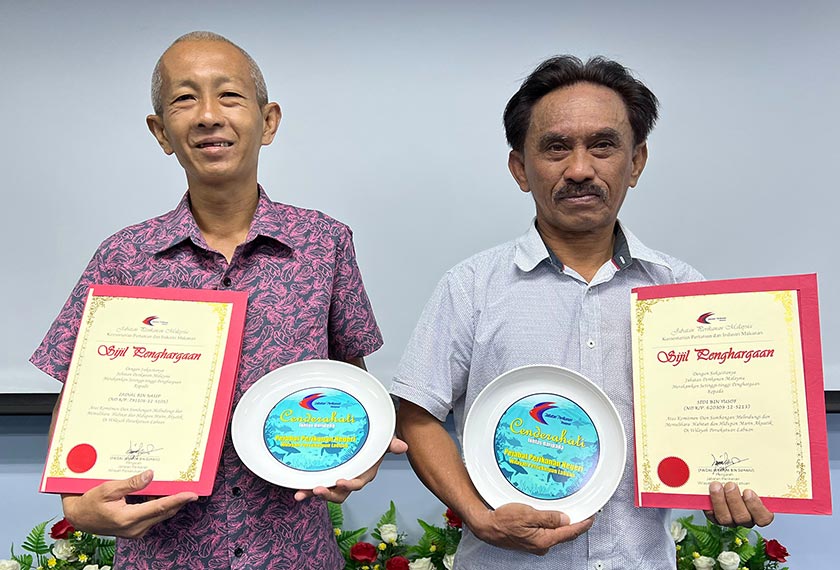 Sijil penghargaan daripada Jabatan Perikanan Labuan diberikan kepada dua individu yang menemukan reptilia itu pada tahun ini. - Bernama