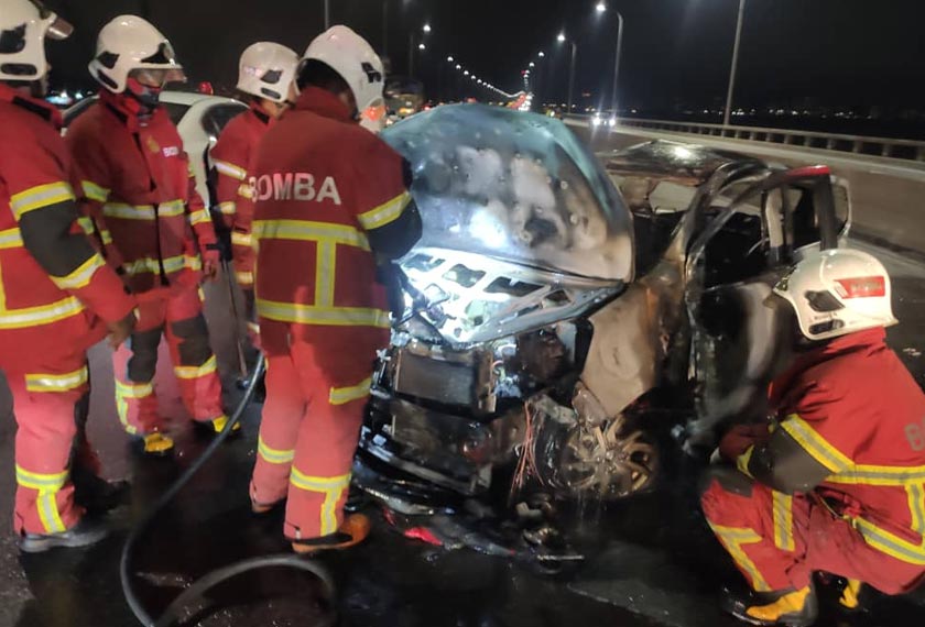 Kesemua mangsa telah berjaya dikeluarkan oleh orang awam sebelum ketibaan pihak bomba di lokasi. - Foto JBPM