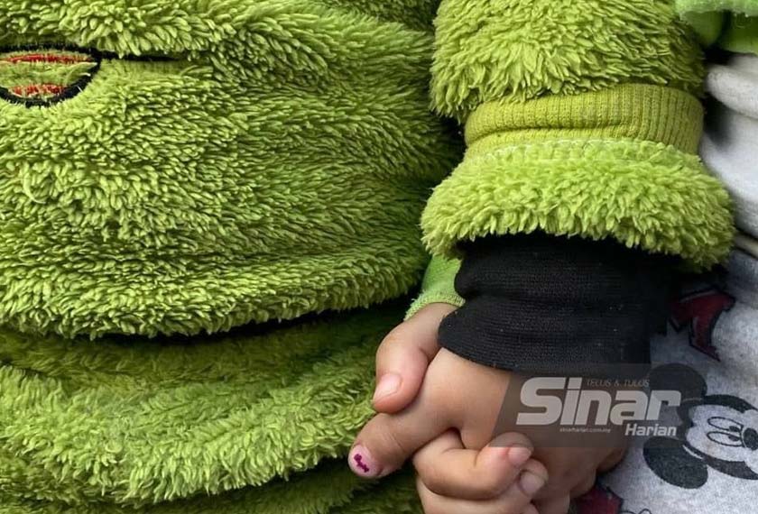 Judi Da'dush dan adiknya Shima sentiasa berpegangan tangan ketika ditemui di rumah saudara mereka di Yayladagi, Turkiye. - Foto Sinar Harian