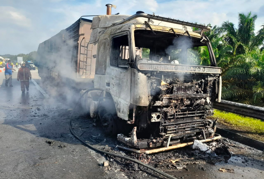 Treler tersebut terbakar sebanyak 70 peratus, bagaimanapun tidak membabitkan mangsa. - Foto JBPM Perak