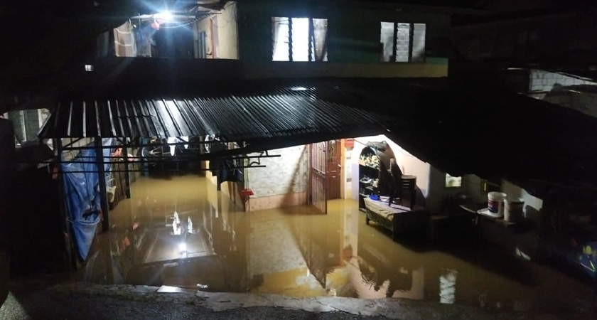 Rumah penduduk di Kampung Simpok semasa air naik sekitar jam 2 pagi.  - Astro AWANI