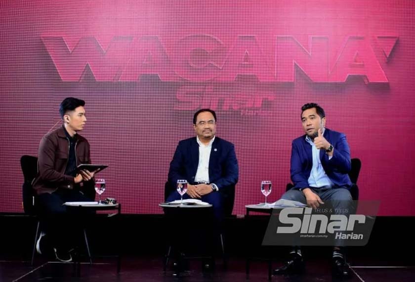 Nazri (kanan) bergandingan bersama Azli (tengah) pada Wacana Sinar siri 386 bertajuk ‘Bajet 2023: Buah tangan terindah atau...’ yang dikendalikan penyampai Astro Awani, Irfan Faruqi sebagai moderator pada malam Selasa.