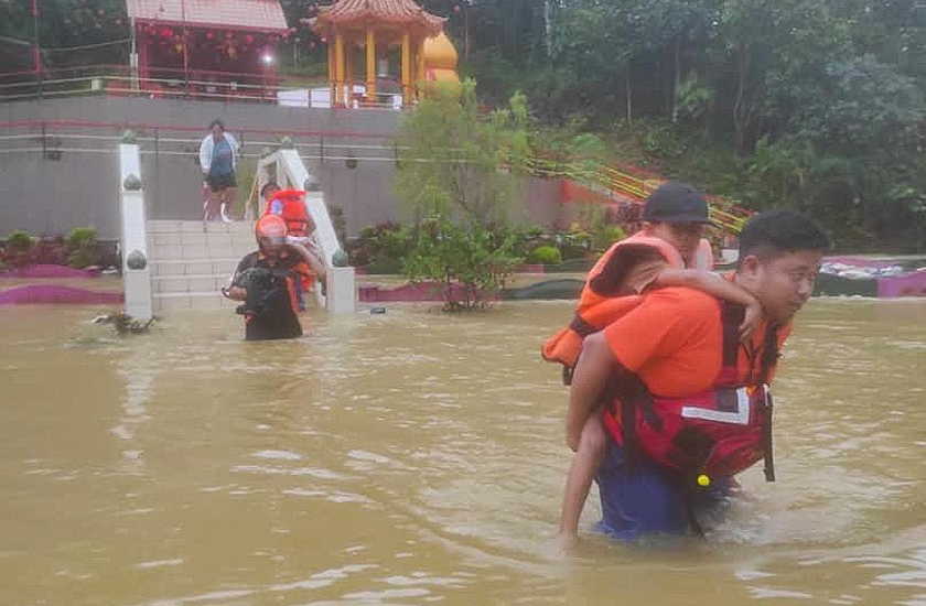 Anggota APM memindahkan penduduk terjejas ke PPS Tanjung Batu Tasik Biru. - Astro AWANI