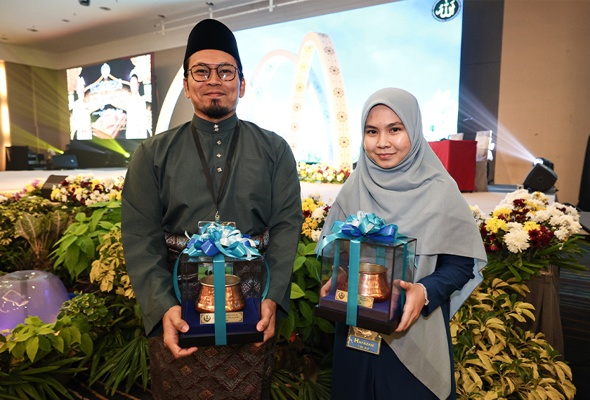 Mohd Kamaruzaman bergambar bersama Aqilah Sulhi pada Majlis Penutup dan Penyampaian Hadiah Majlis Tilawah dan Hafazan Al-Quran Negeri Perak Darul Ridzuan Tahun 1444H/2023M di Ipoh malam tadi. --fotoBERNAMA 