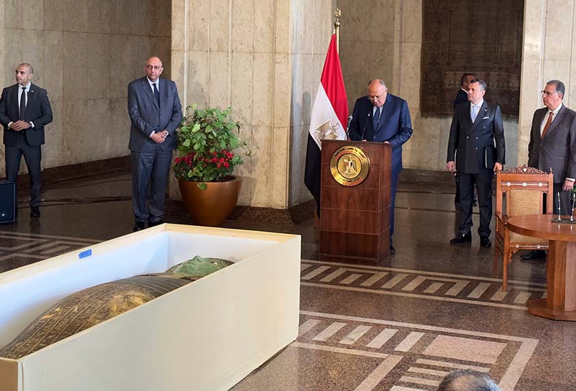 Menteri Luar Mesir Sameh Shoukry (tengah) berucap ketika majlis penyerahan keranda kayu purba di Kaherah. - Foto AP