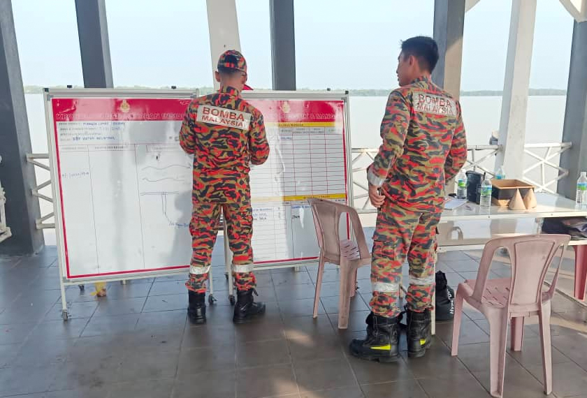 Anggota dari BBP Hutan Melintang dan PPDA dari BBP Teluk Intan terlibat dalam pencarian mangsa. - Foto JBPM Perak