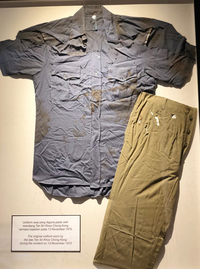 Uniform asal yang dipakai Tan Sri Khoo Chong Kong ketika kejadian dengan kesan darah dan tembakan pada pakaian. - Astro AWANI
