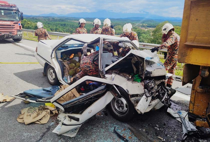 Anggota bomba membantu mengeluarkan mangsa yang tersepit akibat kemalangan di laluan Central Spine Road, Bentong, semalam. - Foto IPD Bentong