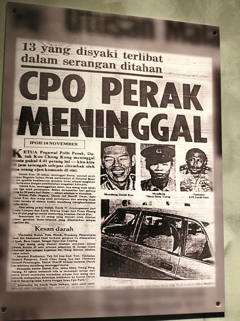 Muka surat depan akbhar melaporkan tentang kejadian tembakan yang meragut nyata Tan Sri Khoo Chong Kong bersama pemandunya Konstabel Yeong Peng Chong pada 13 November 1975. - Astro AWANI