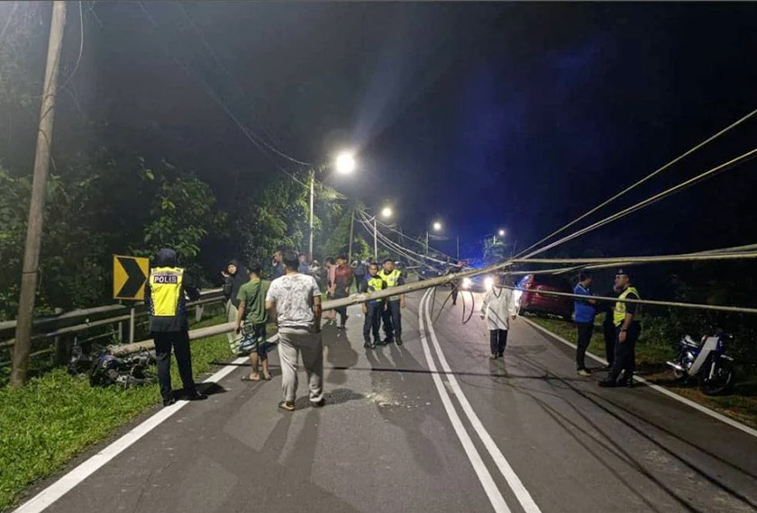 Tiang TM terbalik dan melintang di atas jalan akibat kejadian itu. - Sinar Harian