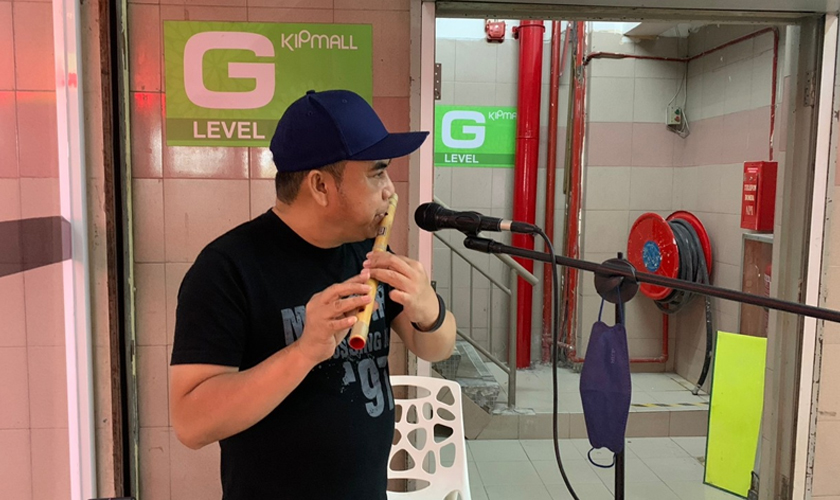 Busking memberikan pengalaman yang baharu dan lain kepada Mohar yang dilihat lebih memenuhi jiwa seninya ketika ini. - Astro AWANI