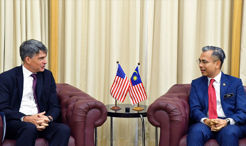 Fahmi menerima kunjungan hormat Duta Besar Amerika Syarikat ke Malaysia, Brian D. McFeeters di pejabatnya. - Foto BERNAMA