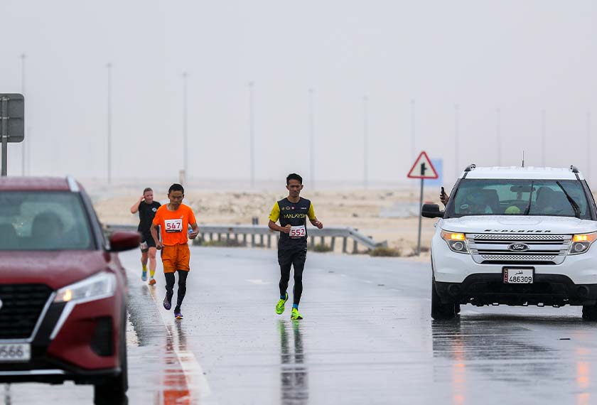 Kereta pasukan sokongan mengiringi pelari sepanjang larian (Gambar: Wan Ahmad Tajuddin/ Malaysian Association of Qatar)