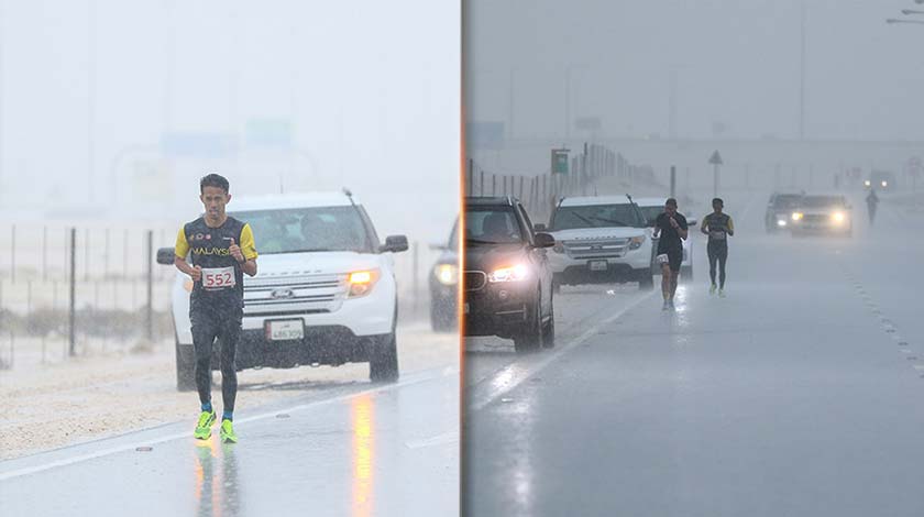 Pelari D’Chung Runners, Mohd Herman menempuh laluan sektor keempat dalam hujan lebat dan angin kencang. (Gambar: Wan Ahmad Tajuddin/ Malaysian Association of Qatar)