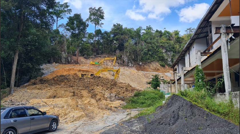 Keadaan tanah yang tidak dikawal selia dengan baik dibimbangi mendatangkan risiko tanah runtuh. - Foto Astro AWANI