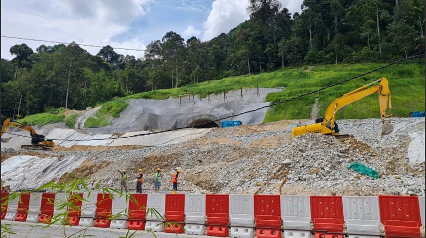 Projek pembinaan terowong laluan rel pantai timur ECRL yang sedang berjalan di Ulu Yam. - Foto Astro AWANI