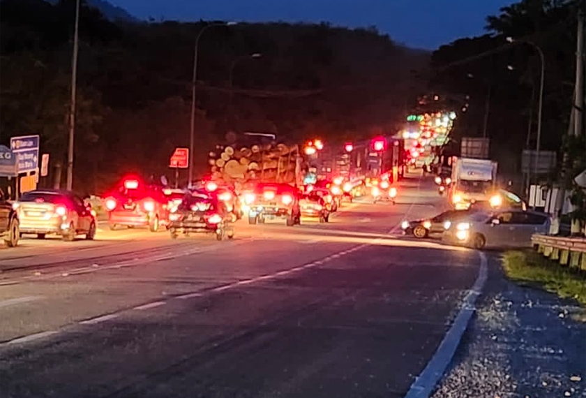 Kemalangan terbabit turut menyebabkan kesesakan jalan raya lebih dua kilometer ekoran kenderaan yang terlibat telah menghalang lalu lintas. - Foto ihsan pembaca Astro AWANI