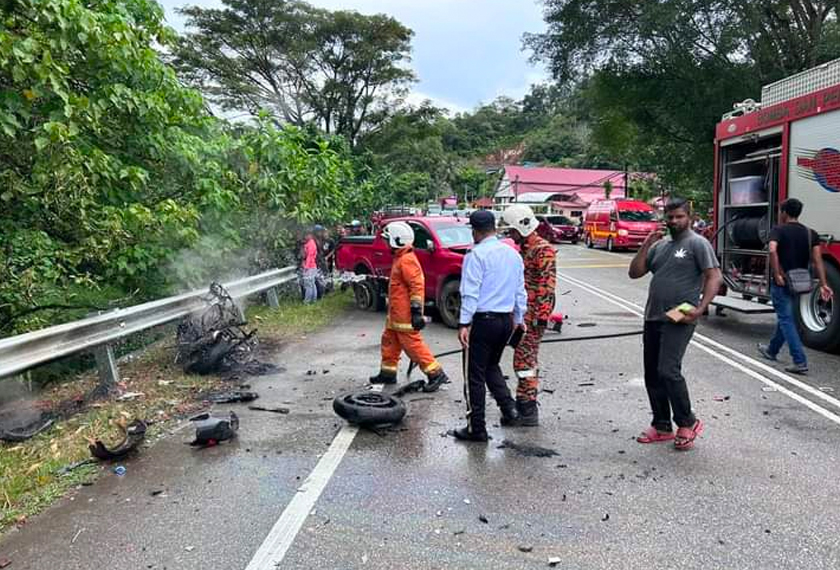 Anggota polis dan bomba membuat pemeriksaan dan pemantauan di lokasi kemalangan membabitkan kenderaan  pacuan empat roda dan motosikal berkuasa tinggi di Km 5, Jalan Lipis - Merapoh, dekat Tempoyang, Lipis, pada Sabtu. - Foto ihsan Balai Bomba Kuala Lipis