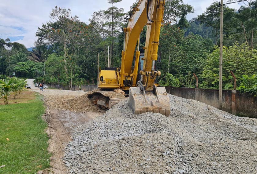 Kerja penurapan semula jalan yang rosak telah digerakkan.