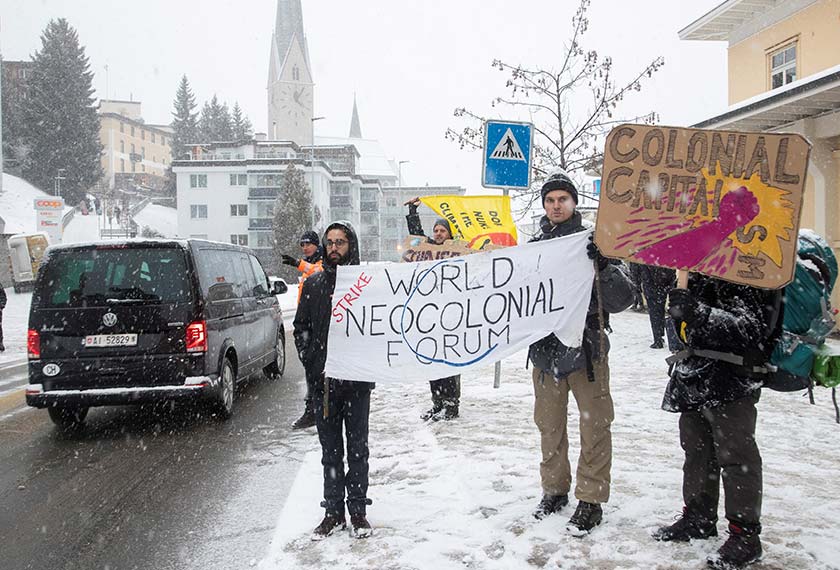 Penunjuk perasaan menggesa supaya cukai lebih tinggi dan telus dikenakan kepada golongan kaya. - Foto REUTERS